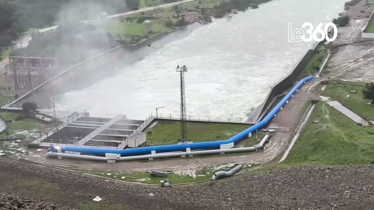 Desagüe del embalse de Oued El Makhazine después de alcanzar su nivel máximo de llenado.