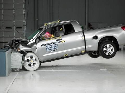 2007 Toyota Tundra moderate overlap IIHS crash test