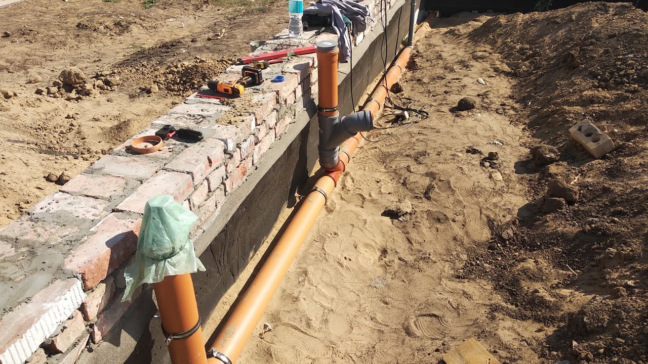 Прокладка канализации в частном доме. Монтаж канализационной трубы ...