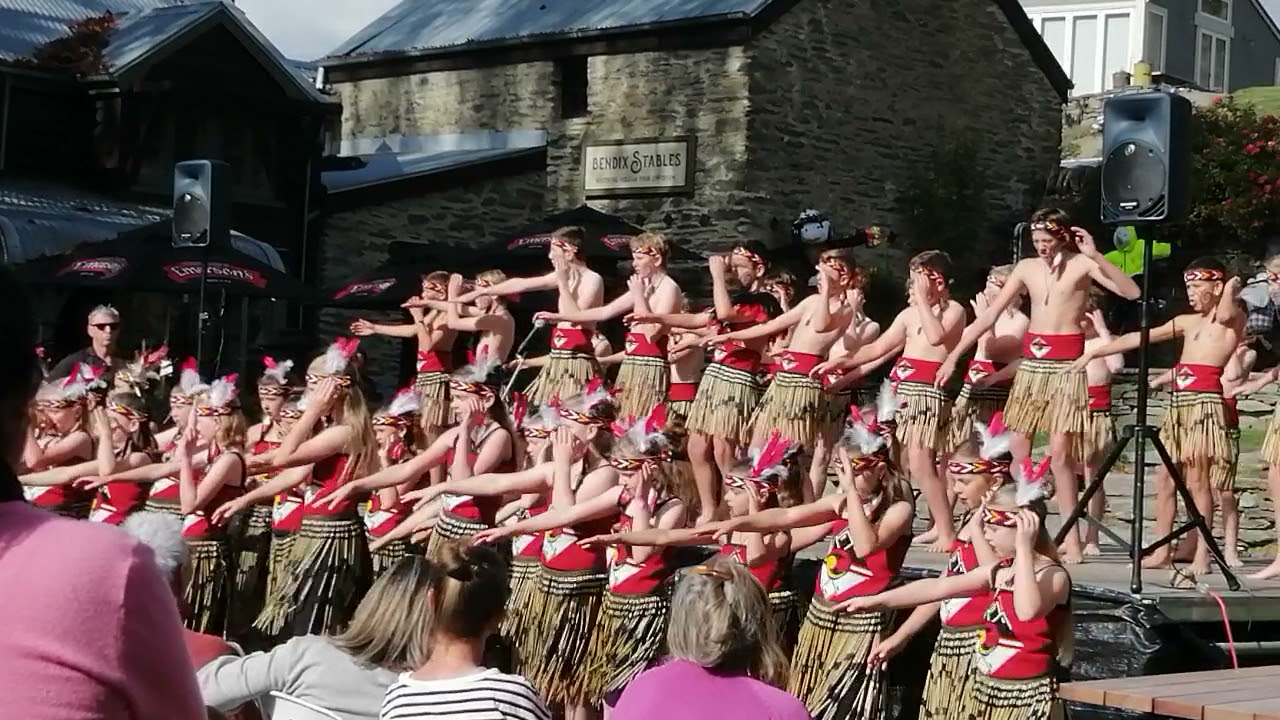 Maori Dancing Arrowtown autumn festival 2021