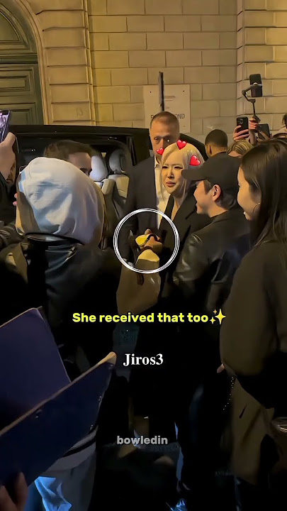 Fan gives Rosé a Chimmy plushie #jirose #jimin #rosé #jirosé #ytshorts