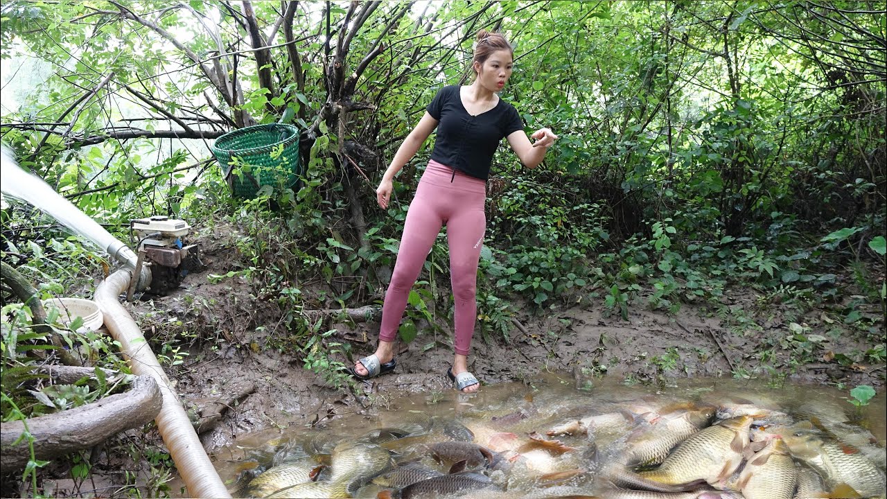 Fishing Video: The Gilr Cleverly Used The Pump To Suck Water In The ...