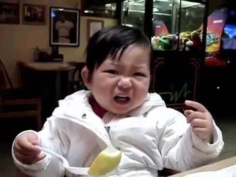 Des bébés mange du citron pour la première fois ! .flv