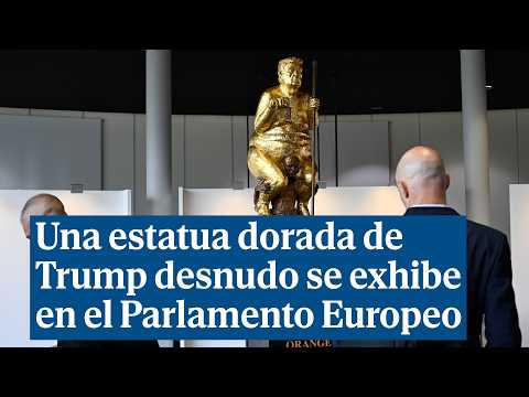 Una estatua dorada de Trump desnudo se exhibe en el Parlamento Europeo