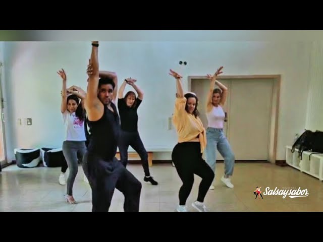 Bachata Ladies Styling verbindet elegante Armbewegungen, weiche Drehtechniken und ausdrucksstarke Körpersprache. In dies