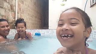 Eduarda Sofia Tomando Banho De Piscina Com A Irmãzinha Dela E A Mamãe