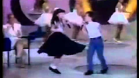 Sandy e Junior cantando Tô ligado em você |  Domingo Legal  -1993