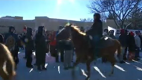 Somber horseback ride concludes in Mankato