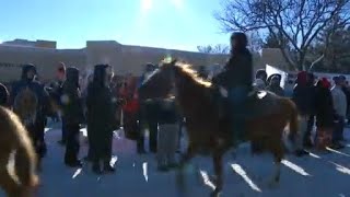 Somber horseback ride concludes in Mankato