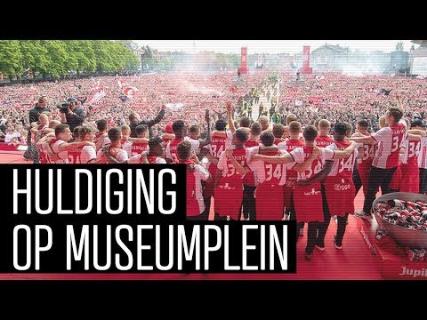 De volledige huldiging van landskampioen Ajax op het Museumplein