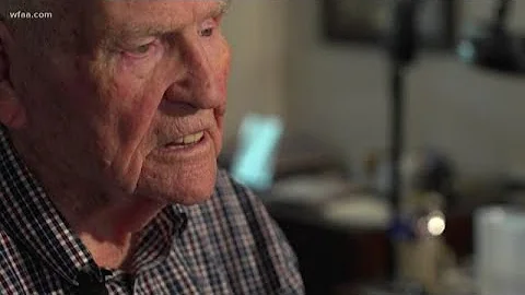 Dallas detective handcuffed to Lee Harvey Oswald w...