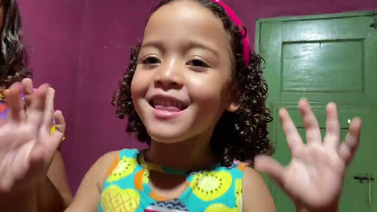 Fui ao shopping e voltei com presentes para as  meninas , será que elas gostaram ?  💕