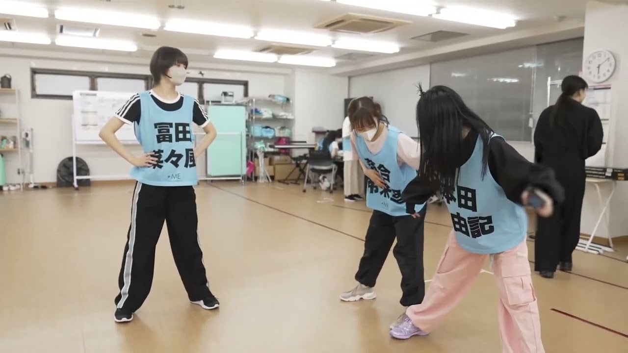 ダンスの先生落合希来里と生徒みるてんと見守る冨田菜々風 ノイミー