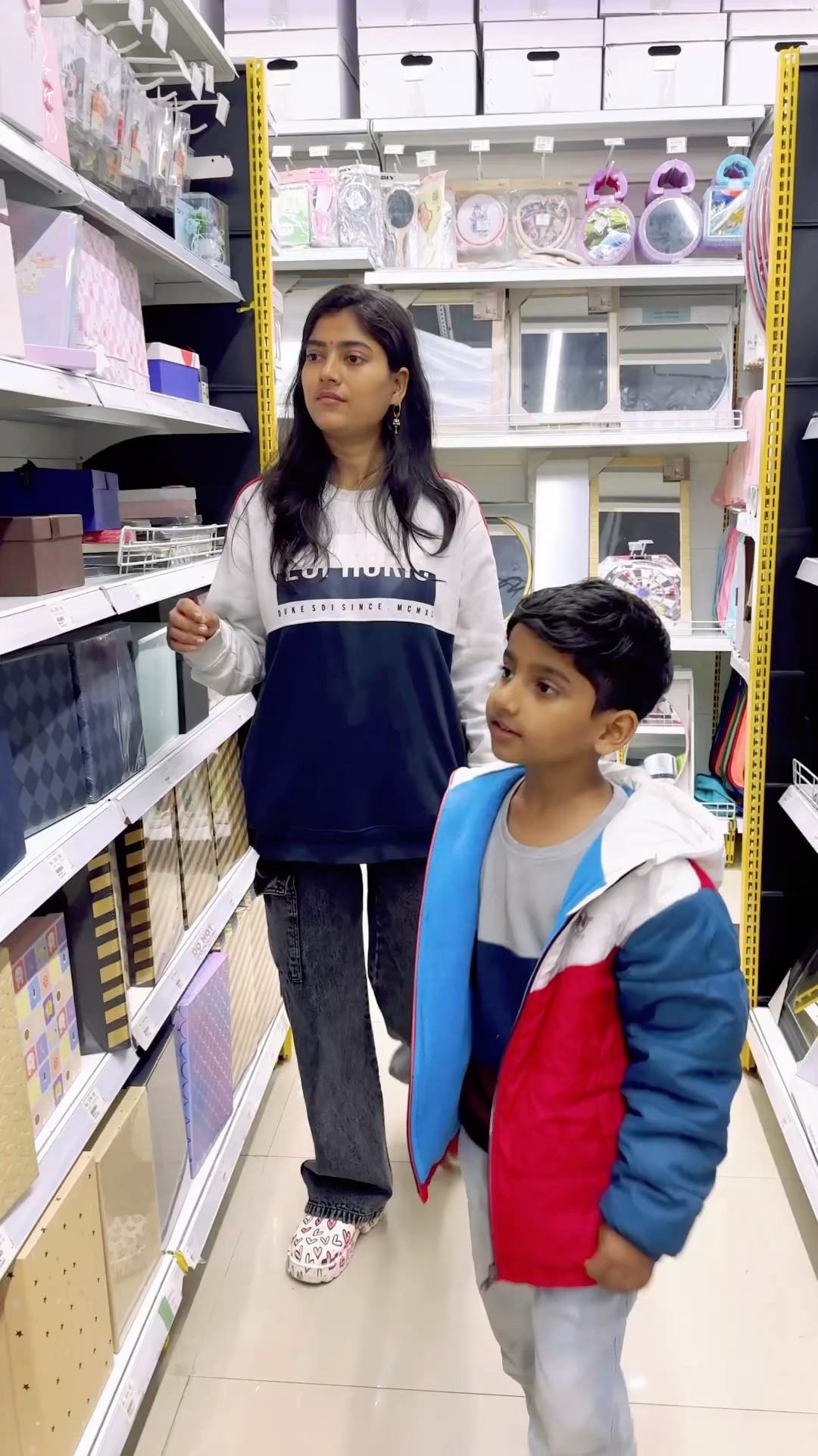 Mumma k box me kya ? nikla ?