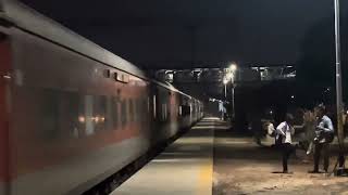 Prasanthi Express Skipping Lingaraj Temple Road at flat 100kmph led by GMO WAP7