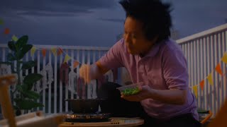 ぺこぱ松陰寺、CMで“全力”決めポーズ！“ノリ突っ込まない”せりふは…　「チキンラーメン」 CMが公開