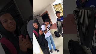 Forrózinho na escola! Crédito: @bentofilhoo_ #forró #piseiro #cantando #escola