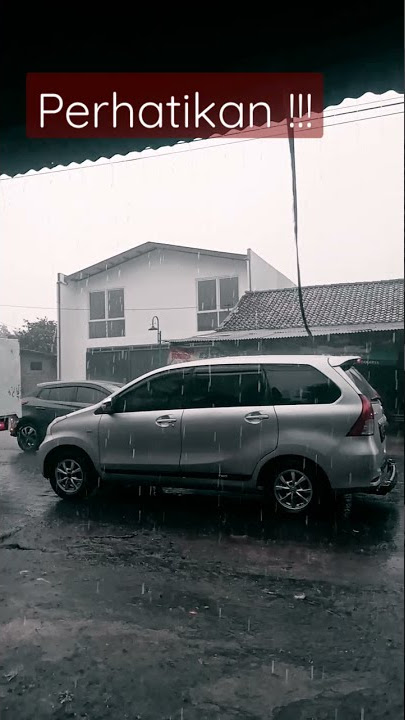 Perhatikan apa yang terjadi ,  Saat hujan lebat Ada orang naik motor warna kuning