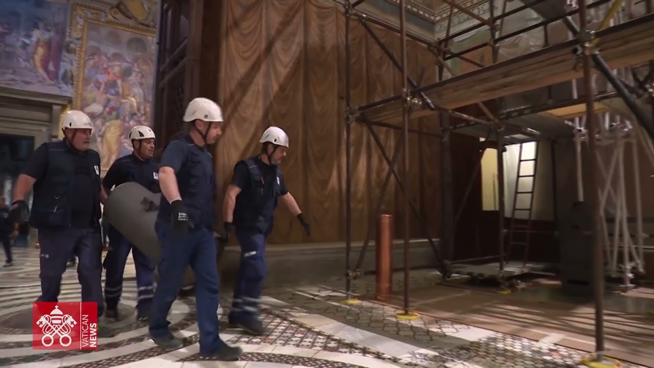 Preparativos en la capilla Sixtina para el Cónclave