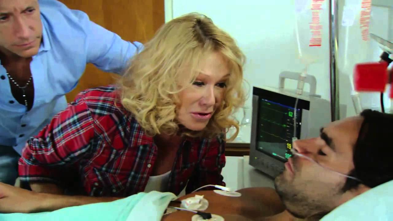 Mis amigos de siempre -  Le dispararon a Julián por defender a Delfina