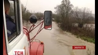 Постійні дощі на Закарпатті спричинили зсув ґрунту у двох районах(UA - Постійні дощі на Закарпатті спричинили зсув ґрунту у двох районах. Рівень води в річках Боржава, Латориц..., 2016-11-07T21:31:38.000Z)