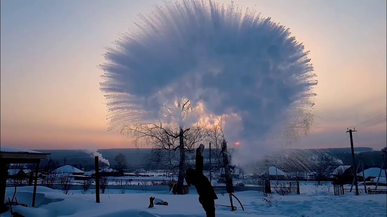 Кипящий снег. Кипяток на морозе. Опыт с кипятком на морозе. Пар на морозе. Фейерверк из кипятка на морозе.