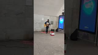 Гитарист в метро в Москве. #москва #гитарист #музыкант