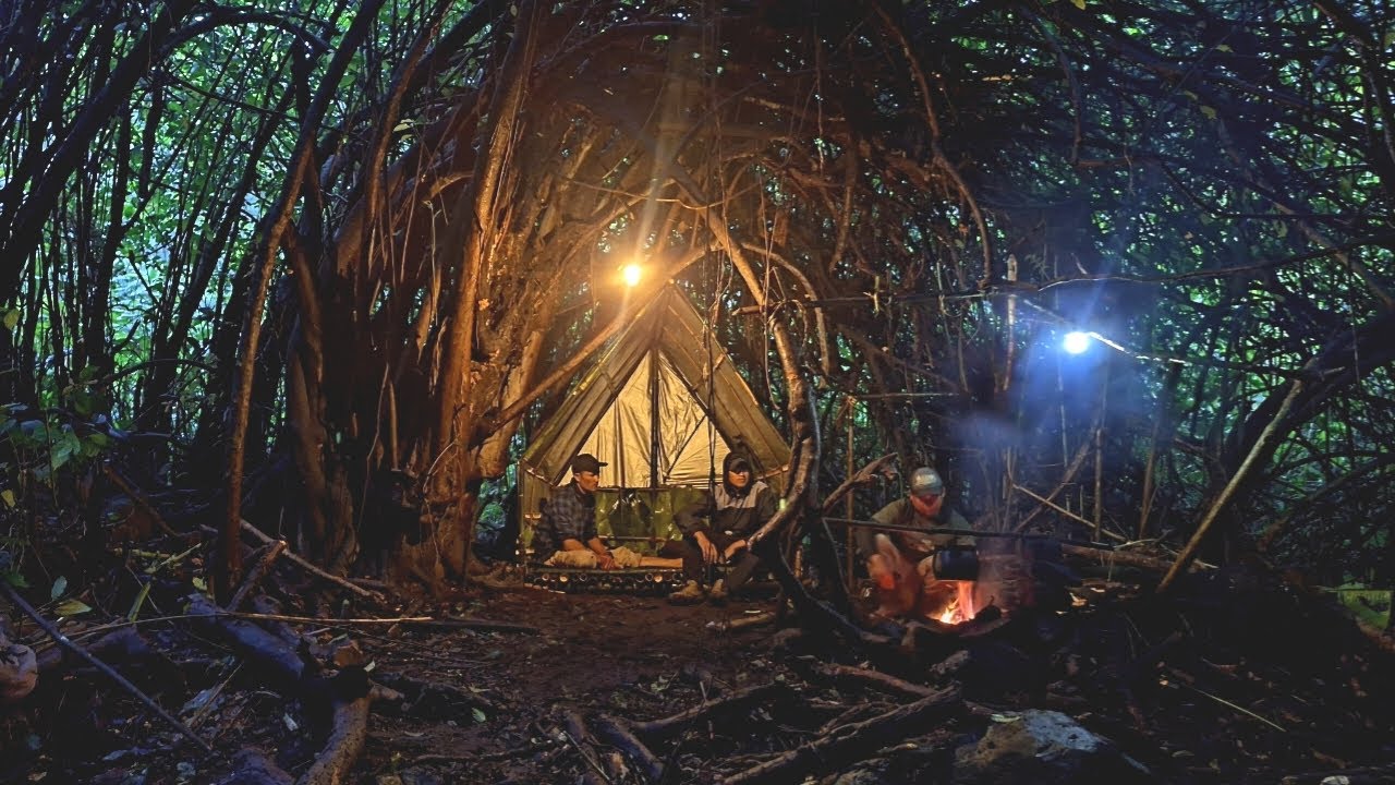 CAMPING in the forest During Heavy Rain; Thunder. Building a BUSHCRAFT ...