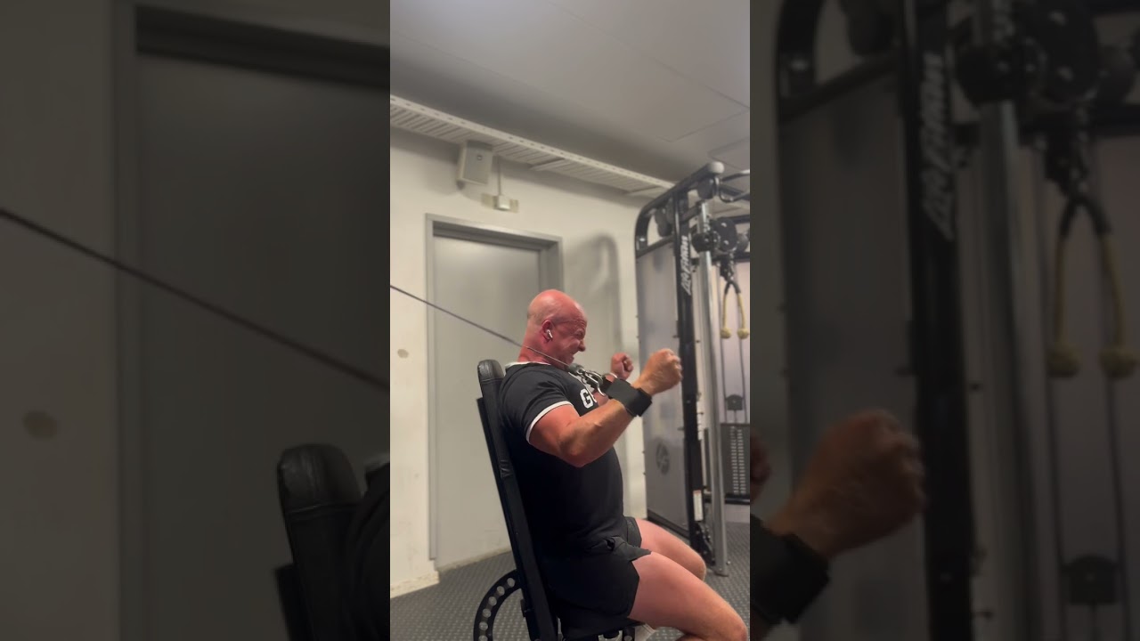 Triceps extension i dragmaskin, korsande bakom huvudet med handleds cuffs.