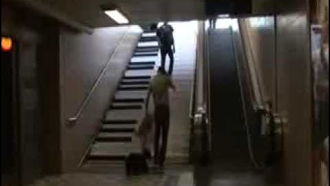 Take the stairs - Fun Piano Stairs - TheFunTheory.com -  rolighetsteorin.se -