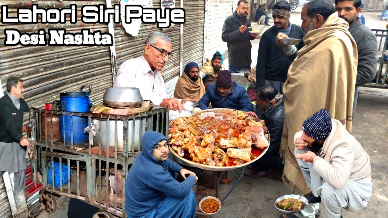 Rush on Cheapest Nashta on Road Side | Popa Bong Paye | 60 Year's Old Pakistan Street Food