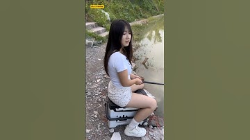 cô cần thủ xinh đẹp đang gồi câu cá thì bị anh chàng đến dạy em câu cá và cái kết #fishing