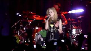 Avril Lavigne - Everybody Hurts (Live at Sao Paulo)