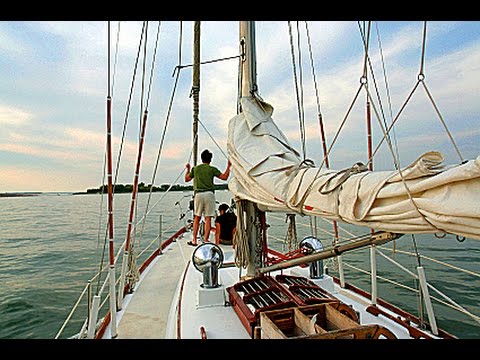 ⁣How to Use Sailing Sector Lights to Avoid Going Aground