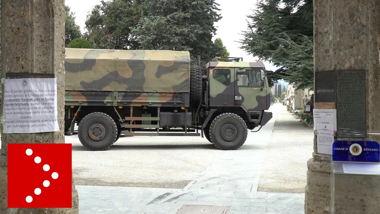 Bergamo, feretri al cimitero: l'esercito trasporta nuove salme