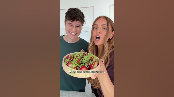 I made... Chocolate Matcha Strawberries? 🍓👀