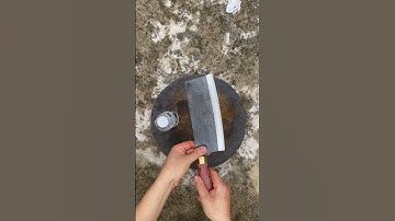 Con dao này tôi làm bằng thép trục tàu thủy sắc bén như nước vậy thật hiếm có