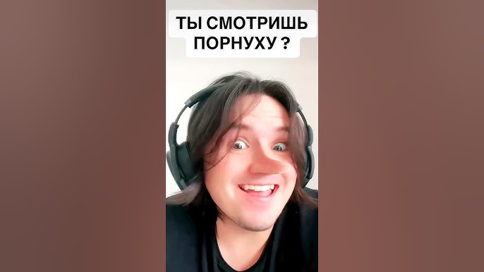 Қызыл іш киімдегі кеуделі брюнетка веб-камера алдында мастурбация жасайды. Жалаңаш Джина Холден