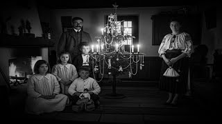 Download Lagu Fotografia de Crăciun din 1912 Pare Normală — Până Observi Jucăria Copilului din Mijloc MP3 Download Lagu Fotografia de Crăciun din 1912 Pare Normală — Până Observi Jucăria Copilului din Mijloc MP3
