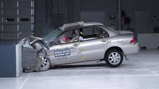 2002 Mitsubishi Lancer moderate overlap IIHS crash test