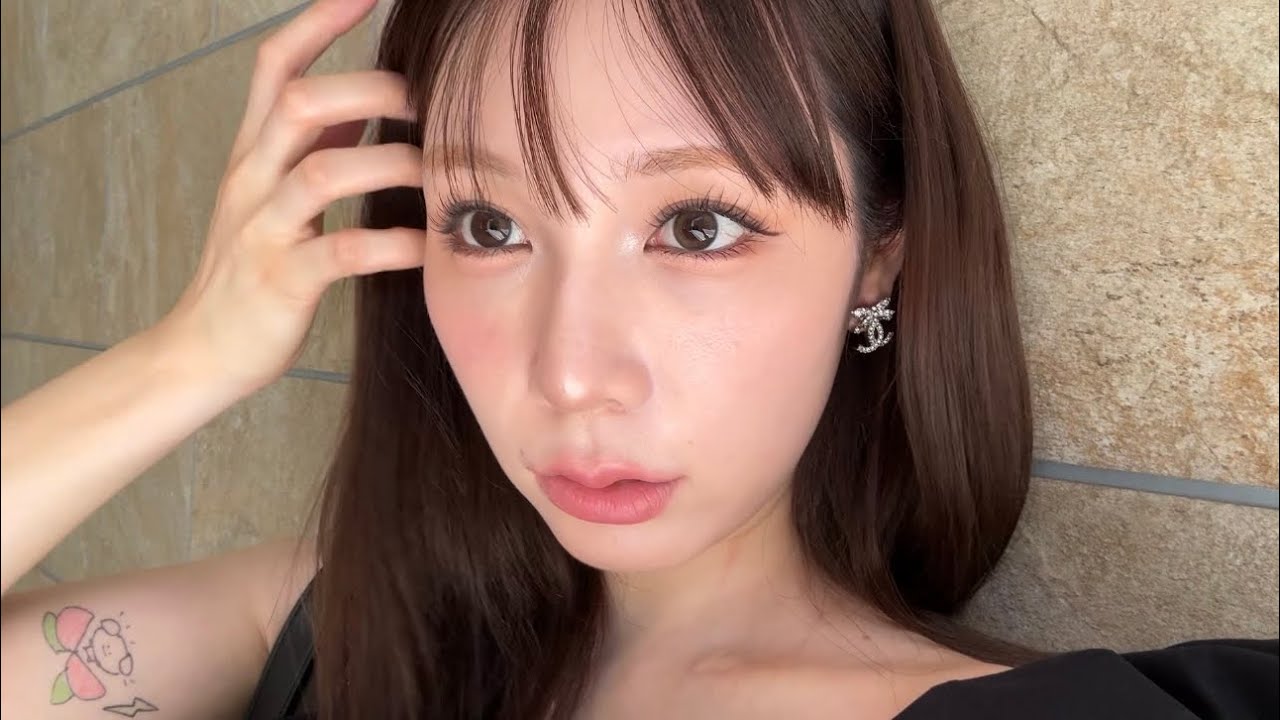 おめかししてお出かけしたのに暑すぎてニップレス取れて乳放り投げ
