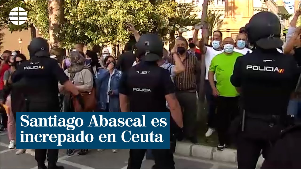Santiago Abascal es increpado durante una protesta tras la prohibición de su acto político en Ceuta