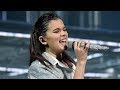 Hailee Steinfeld SHINES & Performs "Let Me Go" At 2017 AMAs With Florida Georgia Line