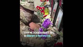 Музыканты оплакивают Пригожина возле новосибирского офиса.