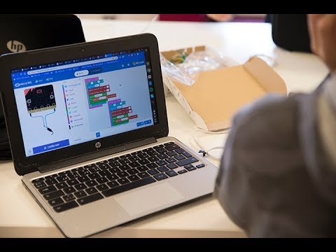 Video: BBC Delar Ut Liten Micro Bit-dator Till Tusentals Barn I Storbritannien Idag