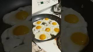 #short✅ Desayuno rápido con huevos estrellados 🍳 y listo .