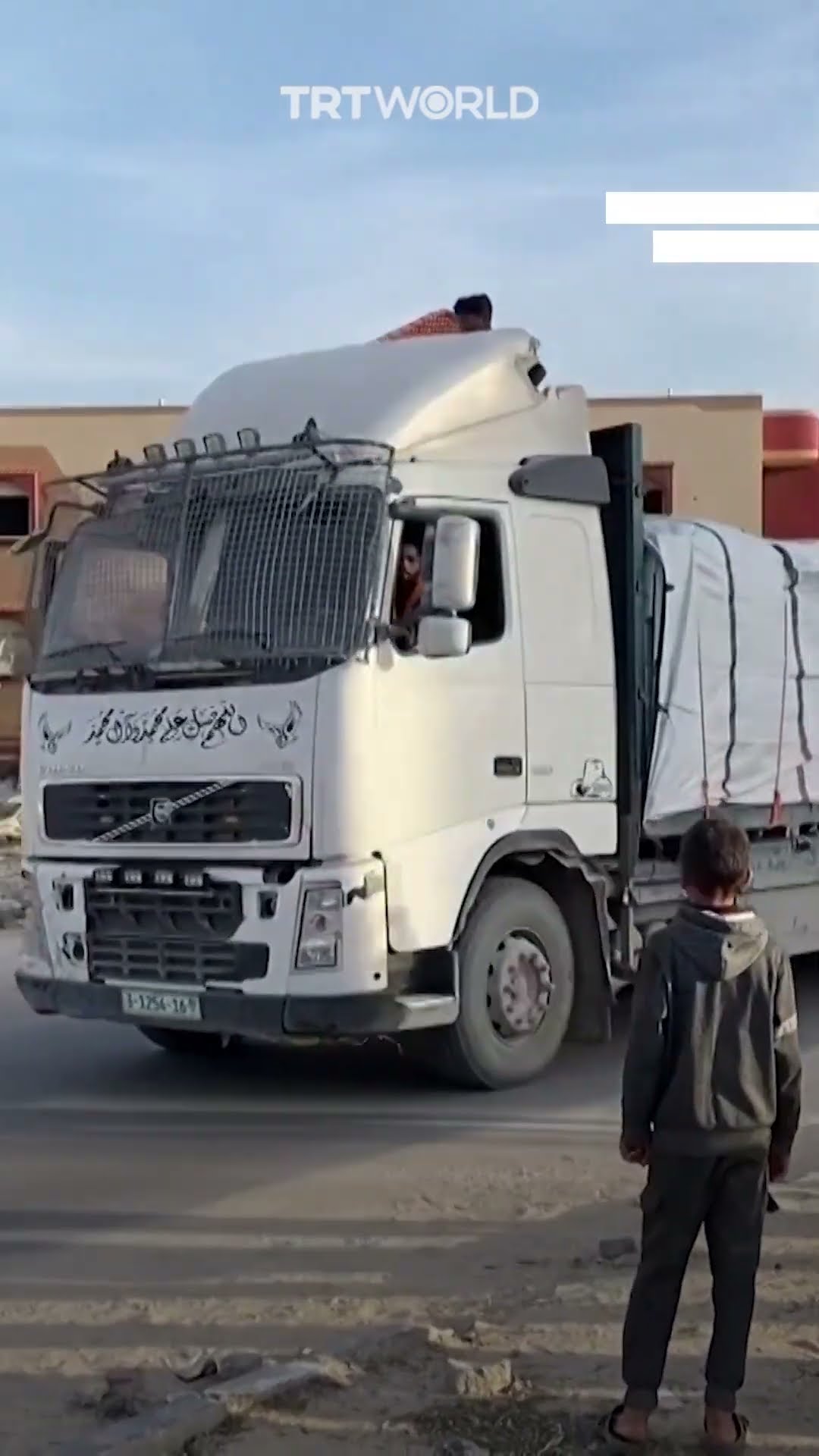 Aid trucks enter Rafah as the ceasefire begins