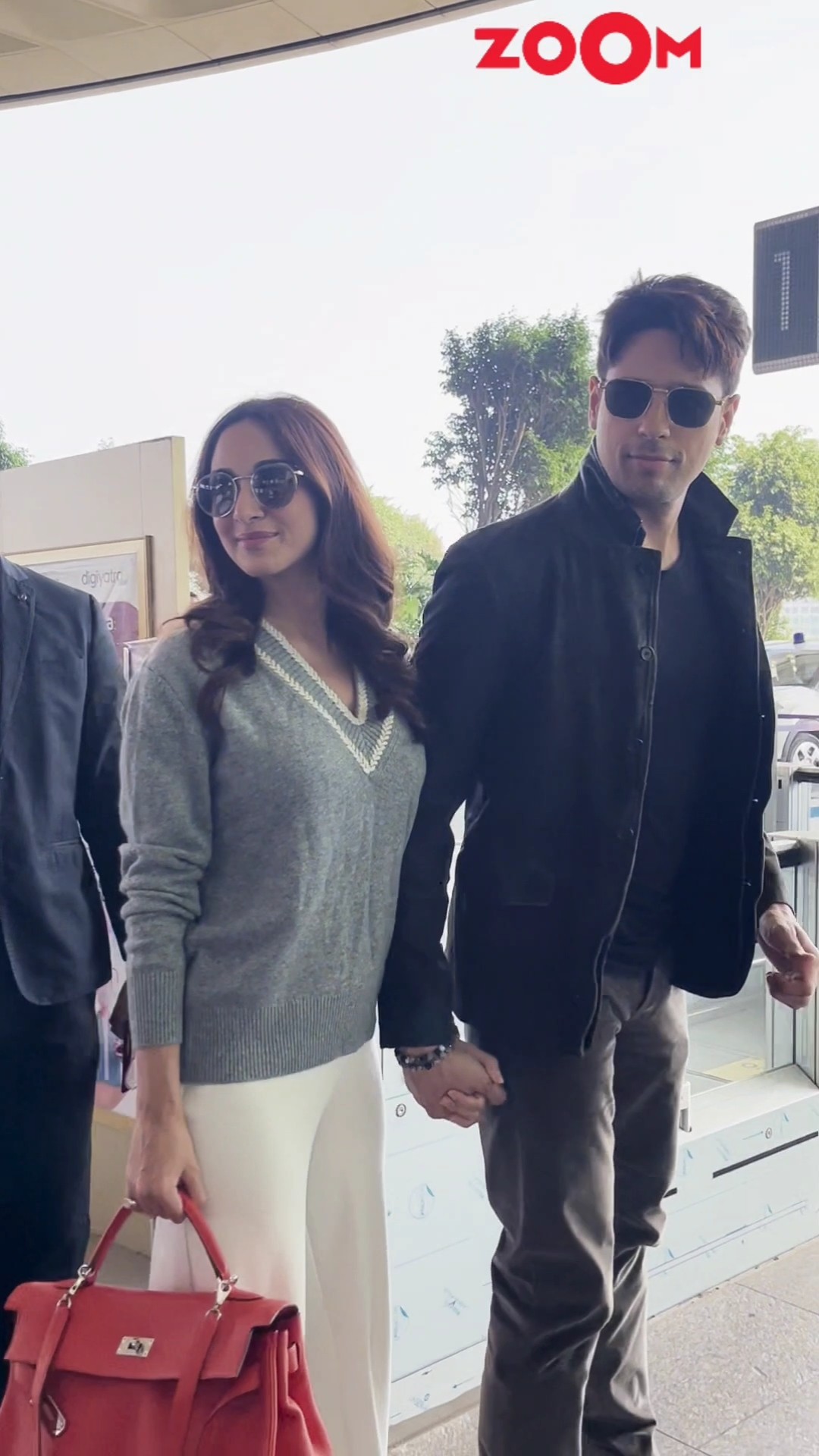 Sidharth Malhotra and Kiara Advani Look Picture-Perfect as They Fly Out ? #shorts #sidkiara