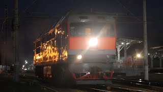 Тепловоз ТЭП70-0123 выполняет манёвр.