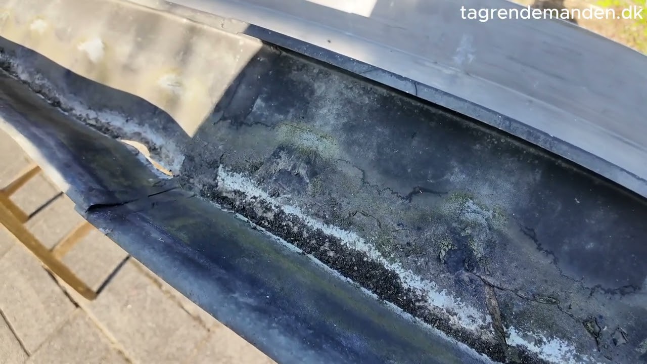 Johan Christensen typehus. Montering af nye tagrender.